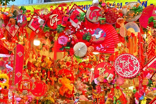 Hà Nội: Phố Hàng Mã rực rỡ sắc màu dịp cận Tết 