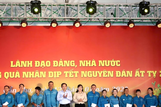 Chủ nhiệm Ủy ban Tài chính – Ngân sách Lê Quang Mạnh trao quà Tết tặng công nhân, người lao động tại Cần Thơ 