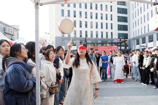 Sắc xuân ngập tràn tại “Ngày hội giao lưu văn hóa quốc tế 2025” 