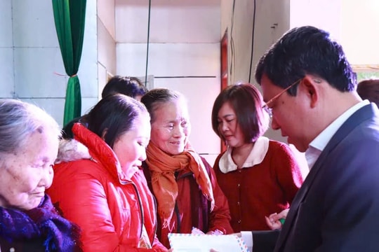 Chủ nhiệm Ủy ban Đối ngoại Vũ Hải Hà trao quà Tết cho gia đình chính sách tại Nam Định