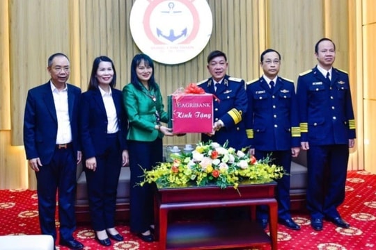 Agribank thăm và tặng quà cán bộ, chiến sỹ vùng biển đảo Đông Bắc nhân dịp Tết Ất Tỵ 2025 