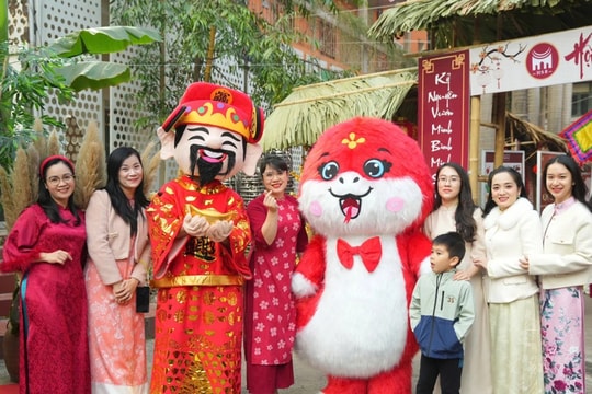 Sinh viên, giảng viên háo hức tham dự “Hội làng 2025” của Trường Quản trị và Kinh doanh