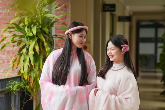 Thầy và trò Trường THCS và THPT Lương Thế Vinh rạng ngời trong bộ Việt phục đặc sắc