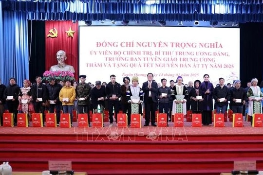 Trưởng Ban Tuyên giáo Trung ương Nguyễn Trọng Nghĩa chúc Tết hộ nghèo tại tỉnh Tuyên Quang