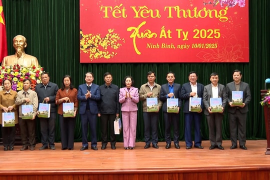 Phó Chủ tịch Quốc hội Nguyễn Thị Thanh tặng quà Tết người có hoàn cảnh khó khăn tại Ninh Bình