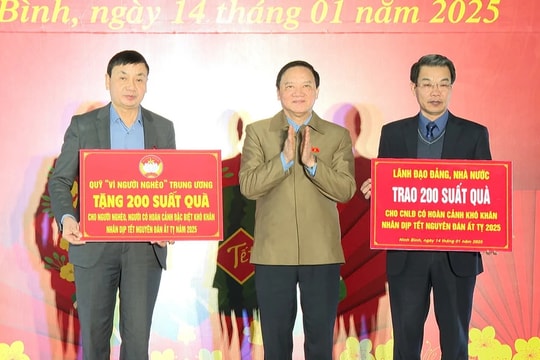 Phó Chủ tịch Quốc hội Nguyễn Khắc Định trao quà Tết cho hộ nghèo, công nhân lao động có hoàn cảnh khó khăn tỉnh Ninh Bình