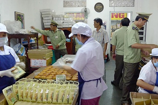 Hà Nội xử phạt gần 1.000 cơ sở vi phạm an toàn thực phẩm dịp Tết