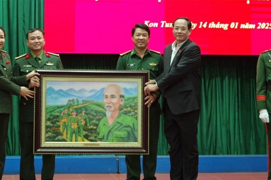 Phó Chủ tịch Quốc hội, Thượng tướng Trần Quang Phương thăm, tặng quà Tết tại tỉnh Kon Tum