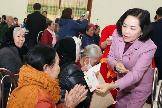 Phó Chủ tịch Quốc hội Nguyễn Thị Thanh tặng quà Tết người có hoàn cảnh khó khăn tại Ninh Bình