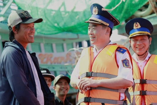 Cảnh sát biển mang mùa xuân đến xã đảo Thổ Chu