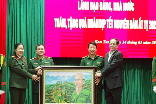 Phó Chủ tịch Quốc hội, Thượng tướng Trần Quang Phương thăm, chúc Tết lãnh đạo và các lực lượng vũ trang Kon Tum