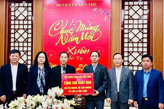 Đoàn ĐBQH tỉnh Bắc Giang tặng quà cho các gia đình chính sách và hộ nghèo