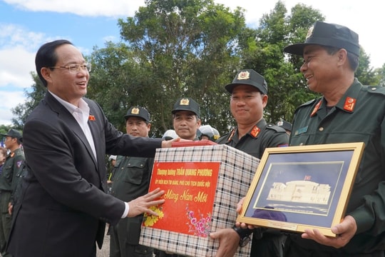 Phó Chủ tịch Quốc hội, Thượng tướng Trần Quang Phương thăm, tặng quà Mẹ Việt Nam anh hùng, tri ân người có công tại Kon Tum