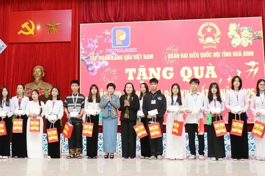 Đoàn ĐBQH tỉnh Hòa Bình tặng quà Tết cho học sinh nghèo vượt khó