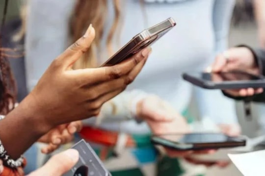 Brazil ban hành luật hạn chế sử dụng điện thoại thông minh trong trường học