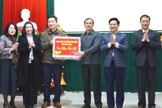 Đoàn ĐBQH và HĐND tỉnh Quảng Bình trao quà Tết cho gia đình chính sách, hộ nghèo 