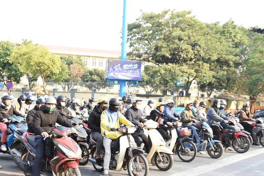 Thực hiện Nghị định 168: Người dân thủ đô “ngăn nắp” trước vạch dừng đèn đỏ