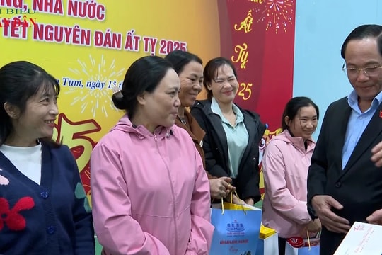 Phó Chủ tịch Quốc hội, Thượng tướng Trần Quang Phương dự Chương trình “Tết sum vầy - Xuân ơn Đảng” tại Kon Tum 