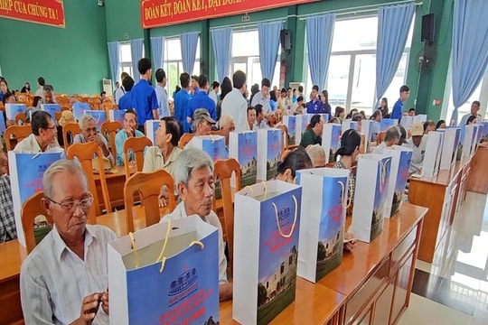 Ấm áp nghĩa tình: 400 phần quà Tết được Phó Chủ tịch Quốc hội Nguyễn Thị Thanh trao tặng