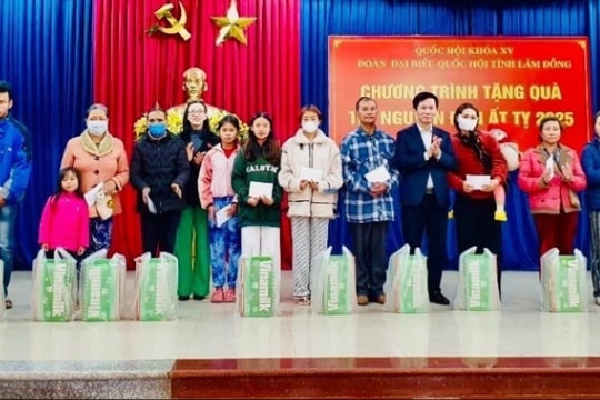 Phó Chủ nhiệm Ủy ban Xã hội Lâm Văn Đoan thăm, tặng quà Tết tại Lâm Đồng