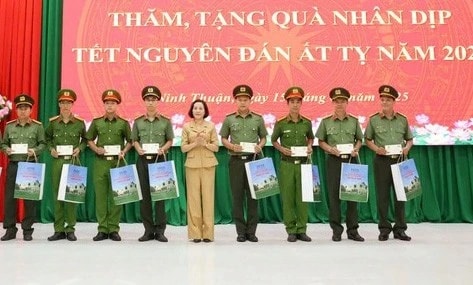 Phó Chủ tịch Quốc hội Nguyễn Thị Thanh thăm, chúc Tết Công an tỉnh Ninh Thuận