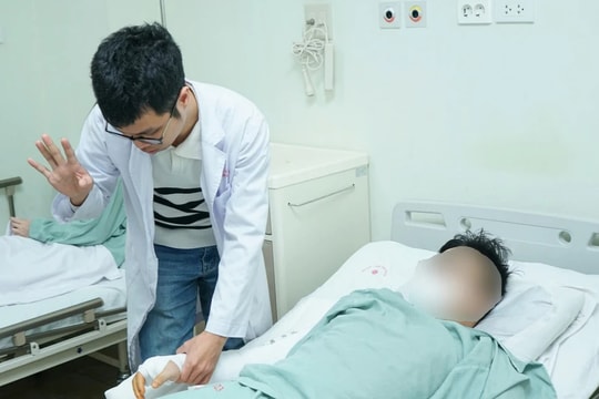 Nam thanh niên gãy xương nguy hiểm vì chơi trò vật tay 