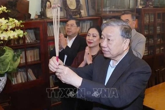 Tổng Bí thư Tô Lâm thắp hương tưởng niệm các đồng chí nguyên lãnh đạo Đảng, Nhà nước