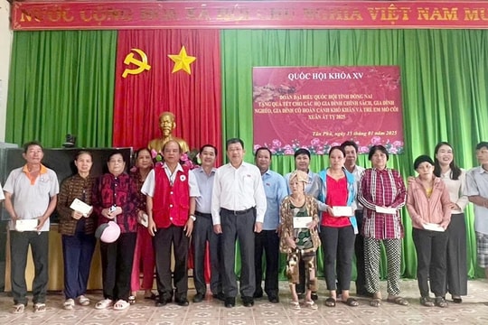 Chủ nhiệm Ủy ban Đối Ngoại Vũ Hải Hà trao quà Tết tặng gia đình chính sách tại Đồng Nai