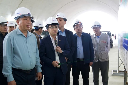 Bộ trưởng Bộ Giao thông Vận tải Trần Hồng Minh yêu cầu nhà thầu đẩy nhanh tiến độ