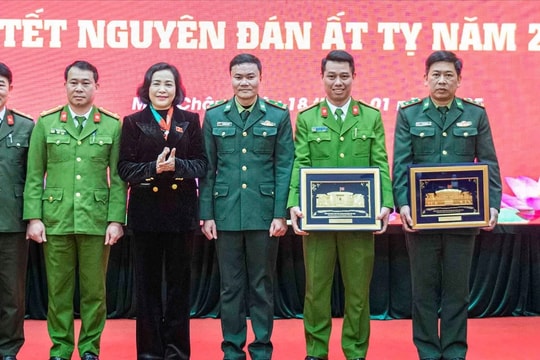 Phó Chủ tịch Quốc hội Nguyễn Thị Thanh thăm, tặng quà Tết tại huyện Mộc Châu, Sơn La