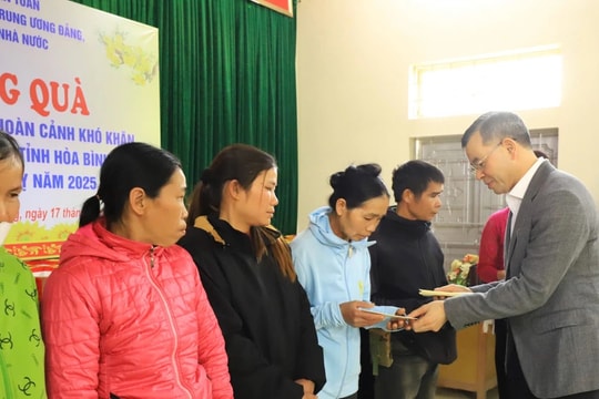 Tổng Kiểm toán Nhà nước Ngô Văn Tuấn trao tặng quà Tết cho hộ nghèo, công nhân, lao động, học sinh có hoàn cảnh khó khăn