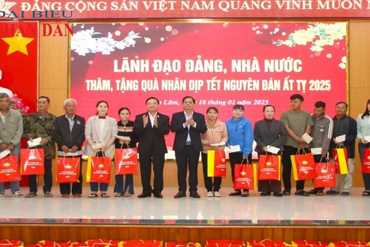 Phó Chủ tịch Quốc hội Nguyễn Khắc Định thăm, tặng quà Tết hộ nghèo, công nhân, lao động có hoàn cảnh khó khăn tại Khánh Hòa