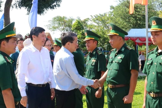 Phó Chủ tịch Quốc hội Nguyễn Đức Hải thăm, tặng quà gia đình chính sách, công nhân, người lao động tại xã biên giới Đồng Tháp