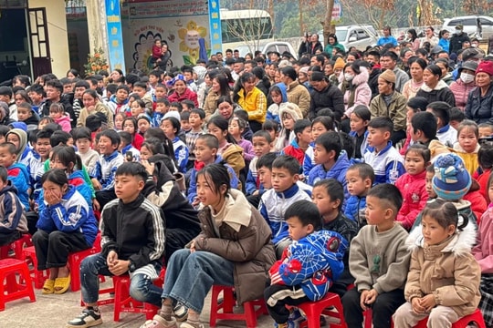 Tết ấm yêu thương 2025: Trao tặng quà và hỗ trợ thanh thiếu nhi huyện Tràng Định