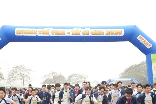 Gần 2.500 học sinh, phụ huynh, giáo viên chinh phục đường chạy "Lương Thế Vinh - Tết sẻ chia 2025"