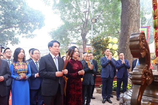 Chủ tịch nước Lương Cường cùng đại biểu kiều bào dâng hương tại Hoàng thành Thăng Long