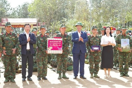 Phó Chủ tịch Quốc hội, Thượng tướng Trần Quang Phương thăm, tặng quà Tết tại huyện biên giới Tuy Đức