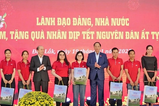 Phó Chủ tịch Quốc hội, Thượng tướng Trần Quang Phương thăm, tặng quà Tết cán bộ, chiến sĩ, nhân dân tại Đắk Lắk