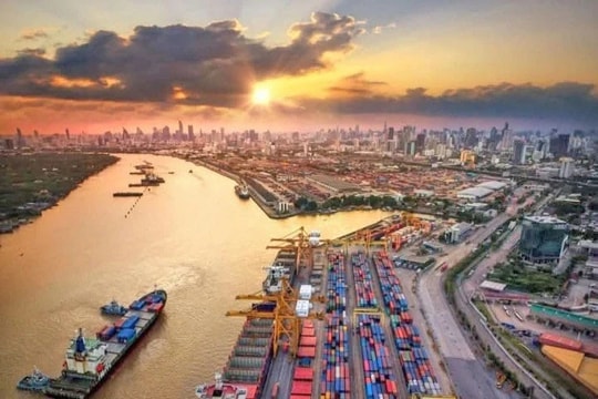 Cơ hội đan xen thách thức