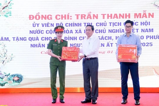 Chủ tịch Quốc hội Trần Thanh Mẫn thăm, tặng quà Tết gia đình chính sách tại Cần Thơ