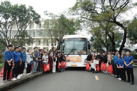 Những chuyến xe đoàn viên của các trường đại học đưa sinh viên xa quê về ăn Tết