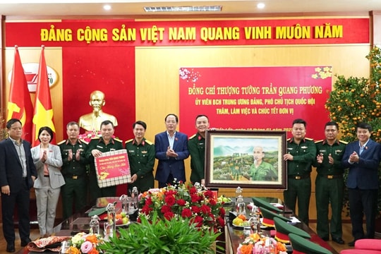 Phó Chủ tịch Quốc hội, Thượng tướng Trần Quang Phương thăm, tặng quà Tết người lao động tỉnh Đắk Lắk và cán bộ, chiến sĩ, nhân dân huyện biên giới Ea Súp