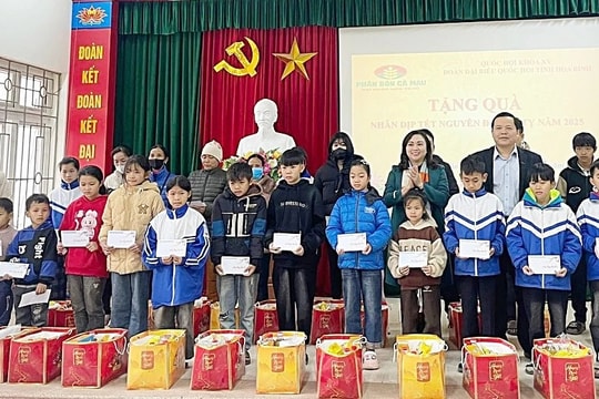 Đoàn ĐBQH tỉnh Hòa Bình tặng quà tại huyện Lạc Sơn, Yên Thủy và huyện Kim Bôi