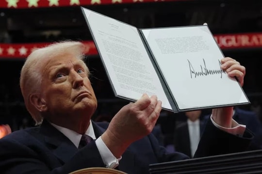 Tân Tổng thống Mỹ Donald Trump ký gần 100 sắc lệnh hành pháp