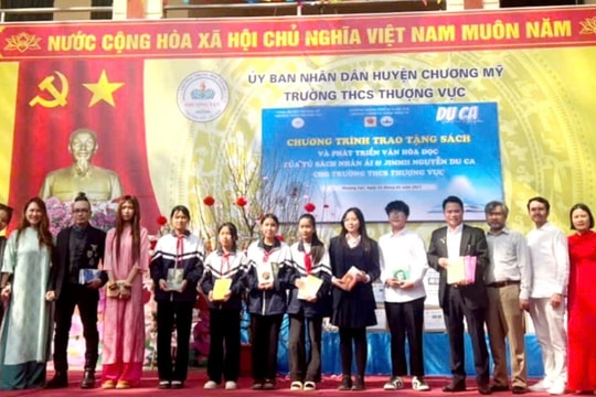 Trao tặng tủ sách và truyền cảm hứng đọc sách cho học sinh Chương Mỹ 