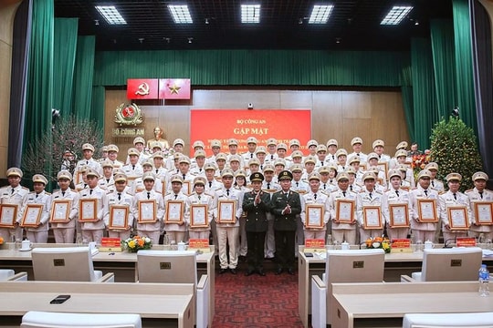 Bộ Công an trao Bằng khen cho 2 tấm gương tiêu biểu của tỉnh Bình Thuận