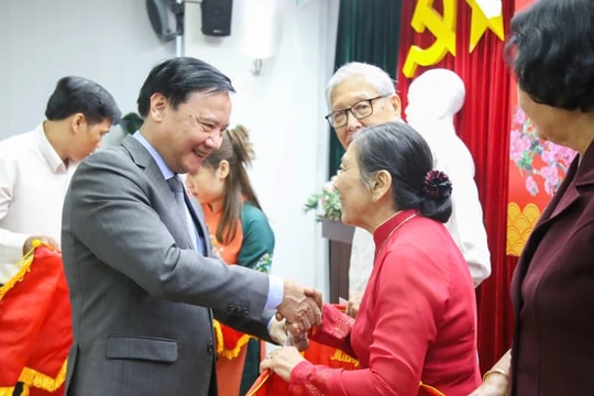 Phó Chủ tịch Quốc hội Nguyễn Khắc Định chủ trì gặp mặt các nguyên lãnh đạo Quốc hội, nguyên Ủy viên Ủy ban Thường vụ Quốc hội khu vực phía Nam