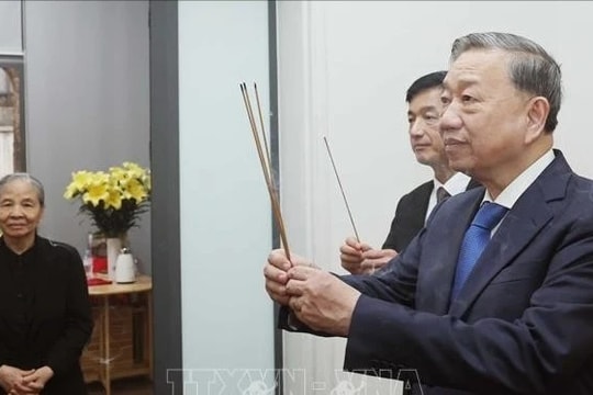 Tổng Bí thư Tô Lâm thắp hương tưởng niệm Tổng Bí thư Nguyễn Phú Trọng