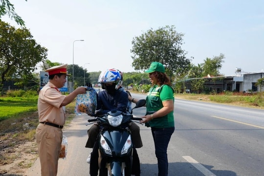 Bình Thuận: CSGT Hàm Tân hỗ trợ bà con trên hành trình về quê đón Tết