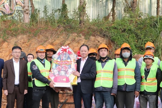 Chủ tịch UBND tỉnh Lâm Đồng Trần Hồng Thái thăm, tặng quà Tết công nhân cầu đường 